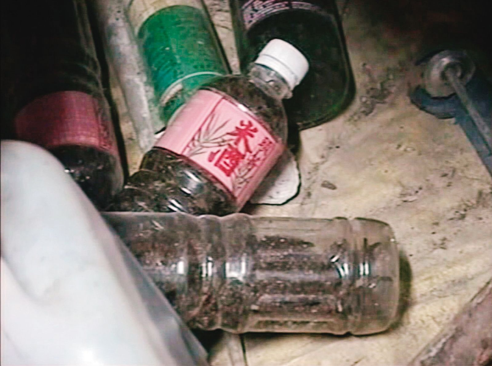 警方在林家發現數個米酒空瓶，事後查出其中一瓶被下毒。（圖／東森新聞提供）