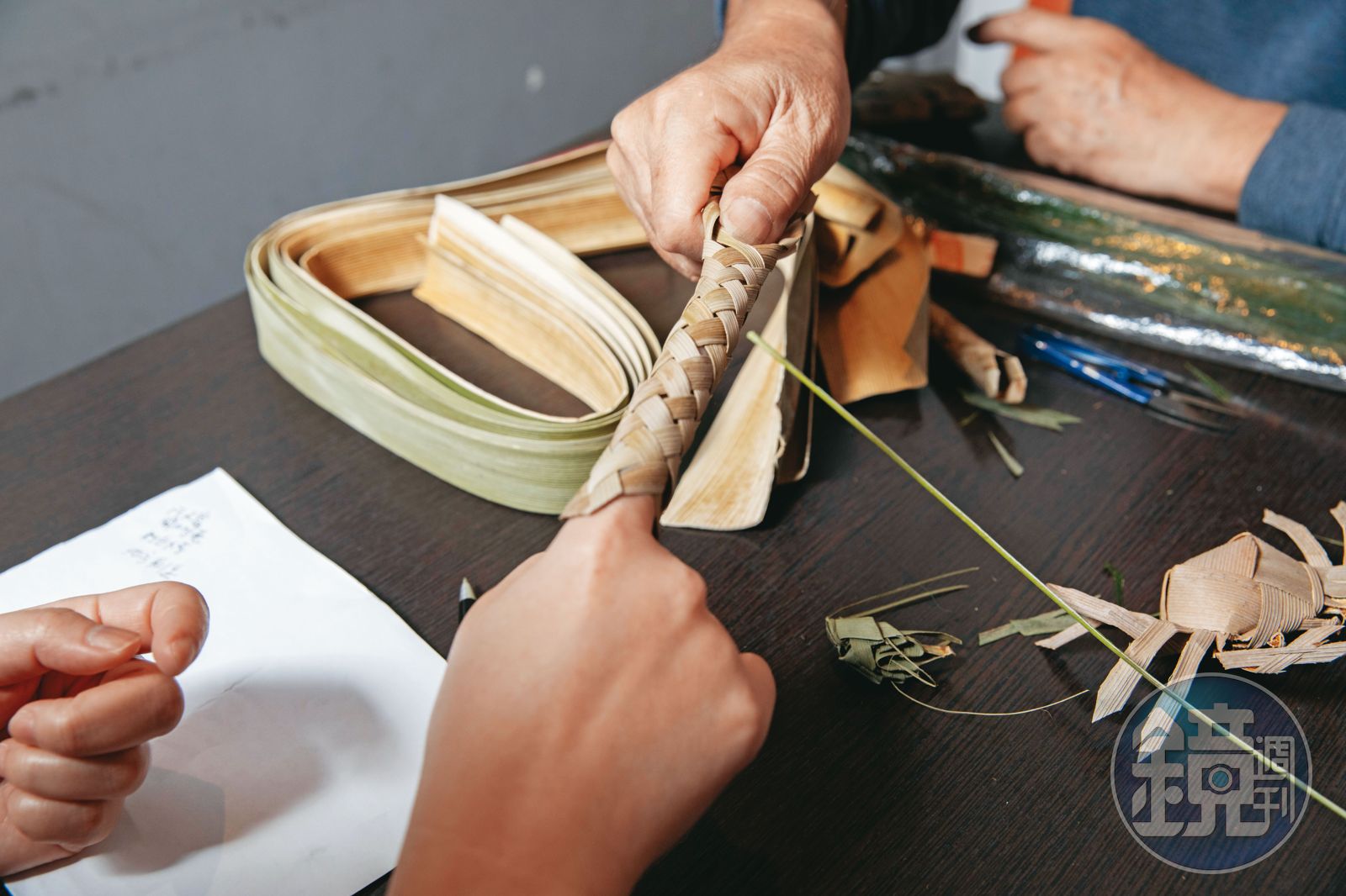 指蛇是互動性極強的草編作品,手指一入蛇口便無法抽離。(圖/鏡週刊)