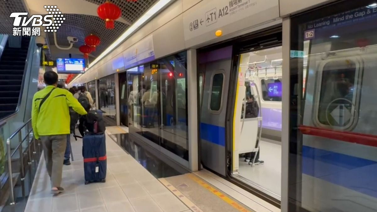 快訊/桃園機捷跳電「白天變黑夜」 民眾摸黑提行李爬樓梯