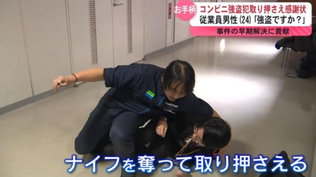 松原示範壓制歹徒的過程。(圖/翻攝自日本電視台)
