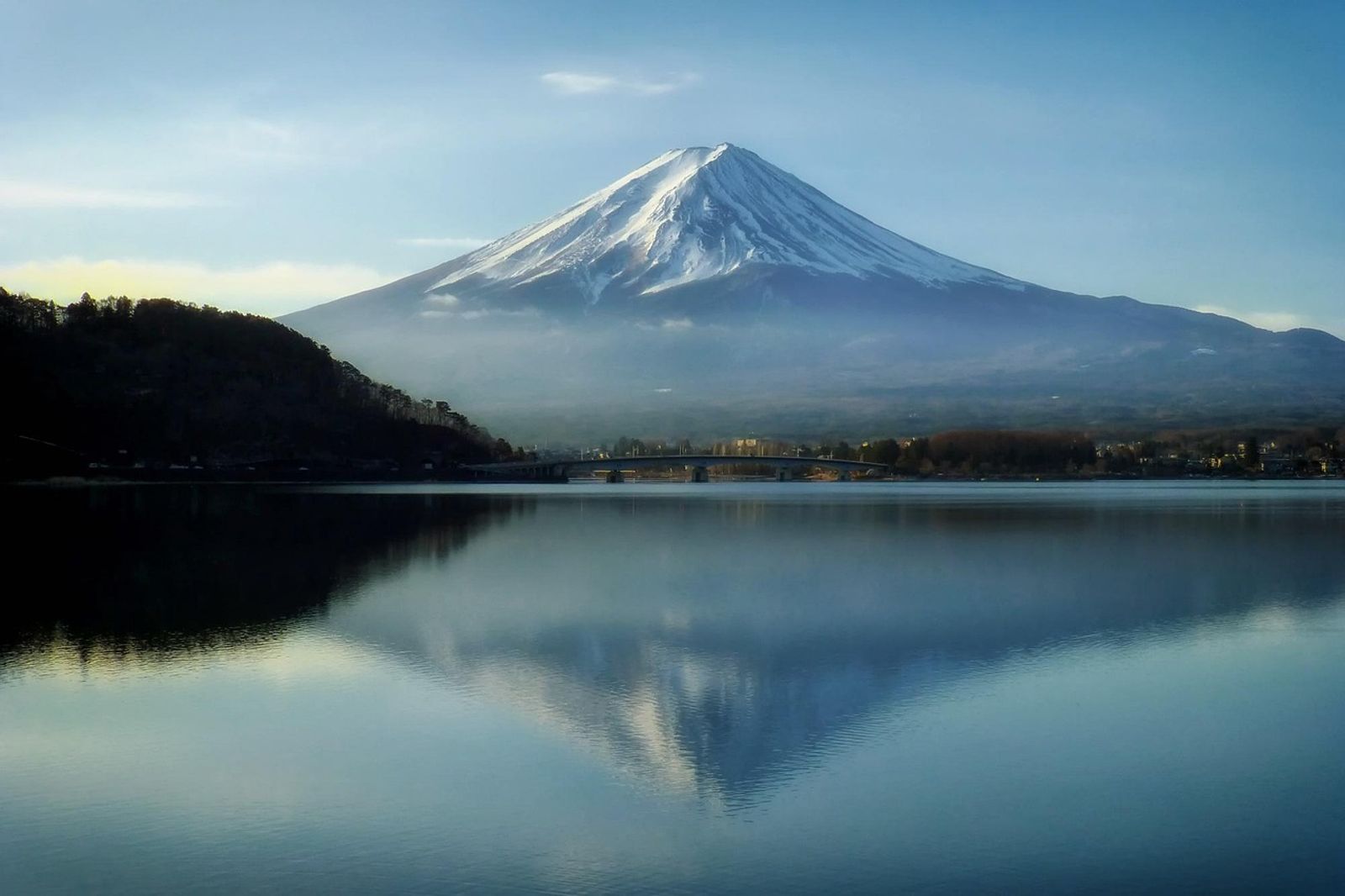 中國遊客登頂富士山「照騙」廢到笑 台日網友狂酸:比哥吉拉還大