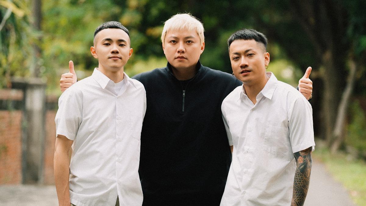 歐吉虎(中)邀政賢(左)以及五木詮釋MV。(圖/混血兒娛樂提供)
