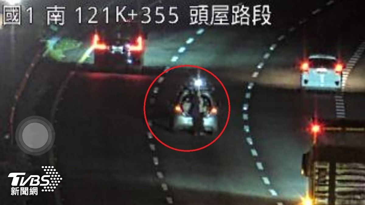 女駕駛閃手電筒,跑回路中間打開後車廂。(圖/TVBS)