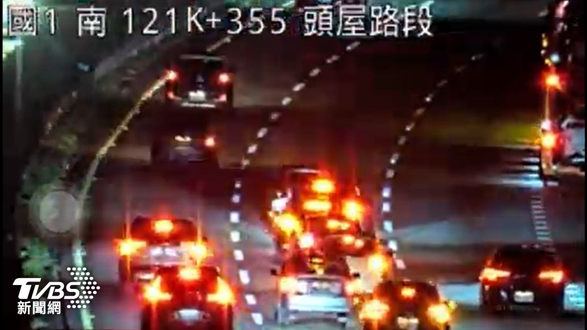 國1夜驚魂！故障車停路中　誇張女駕駛「僅閃燈」險釀連環撞