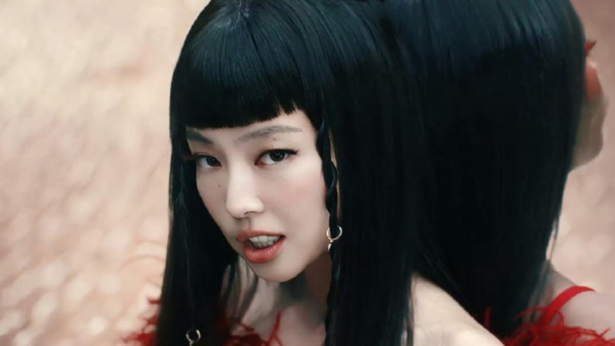 與葛萊美歌手Doechii合作!JENNIE新歌造型火辣 遭評像「法拉利姐」