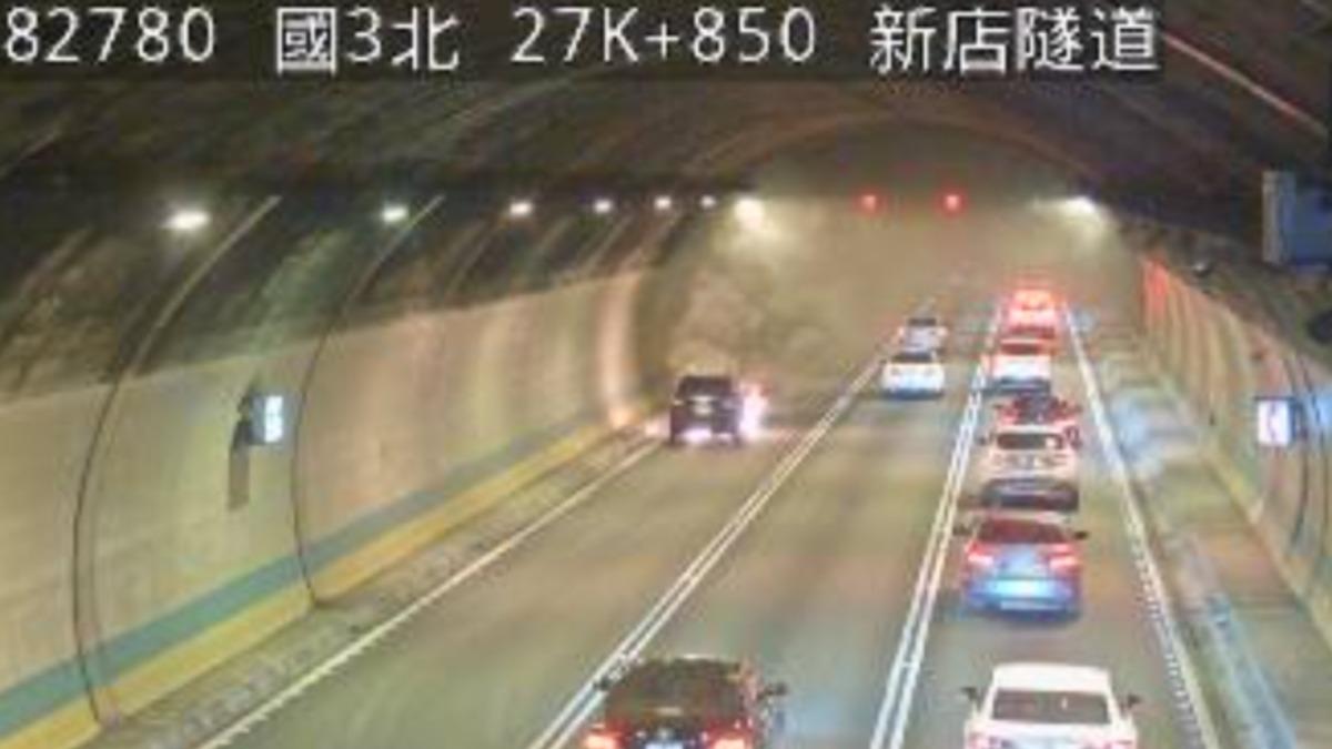 快訊/國道3號新店隧道火燒車 驚險影像曝光