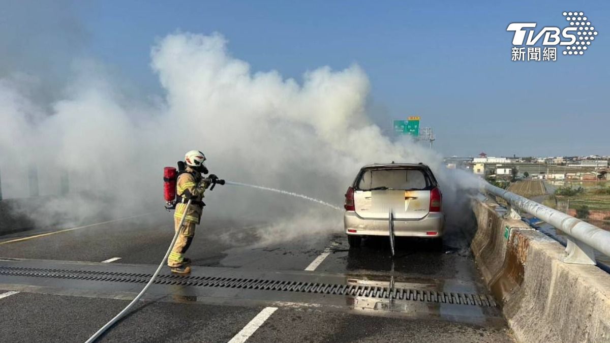 嘉義台82火燒車!自小客成焦黑廢鐵 車主嚇壞驚逃