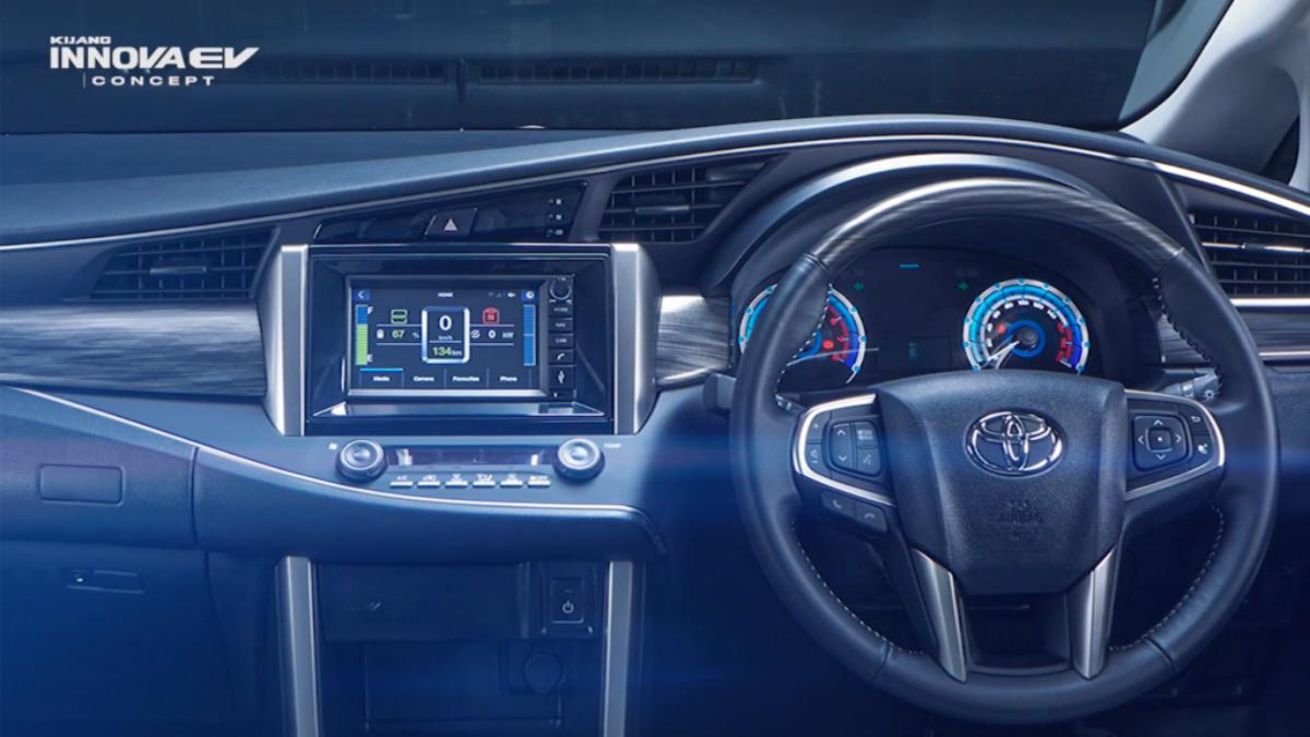 Toyota Innova EV內裝保留了Innova Crysta的配置,並在車內進行電動車的優化。(圖/翻攝自ToyotaIndonesia YouTube)
