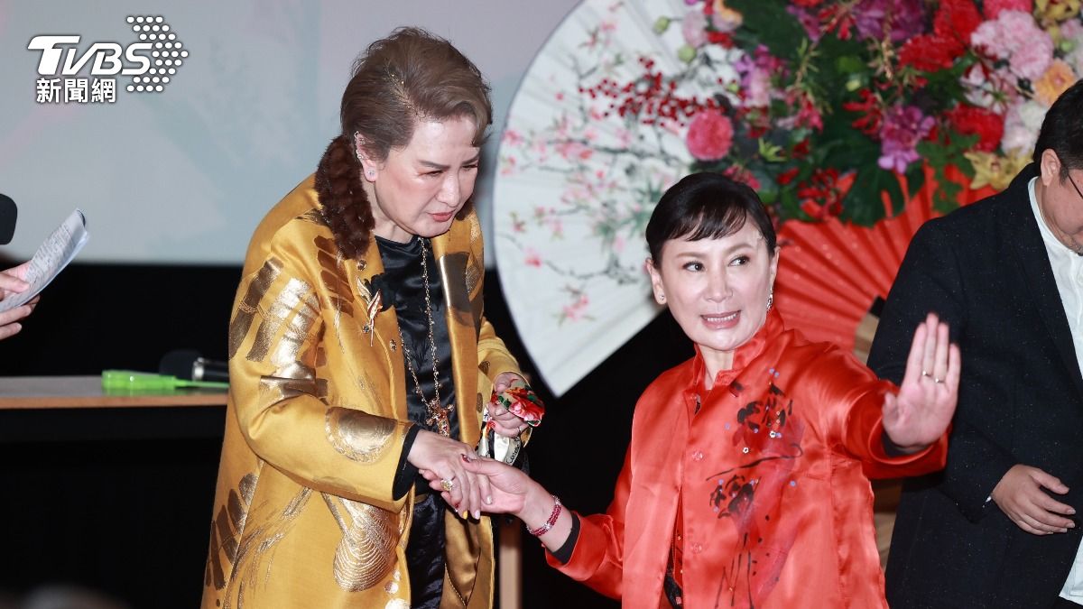 陳亞蘭(右)對歌仔戲文化危機極有感。(圖/黃城碩攝)