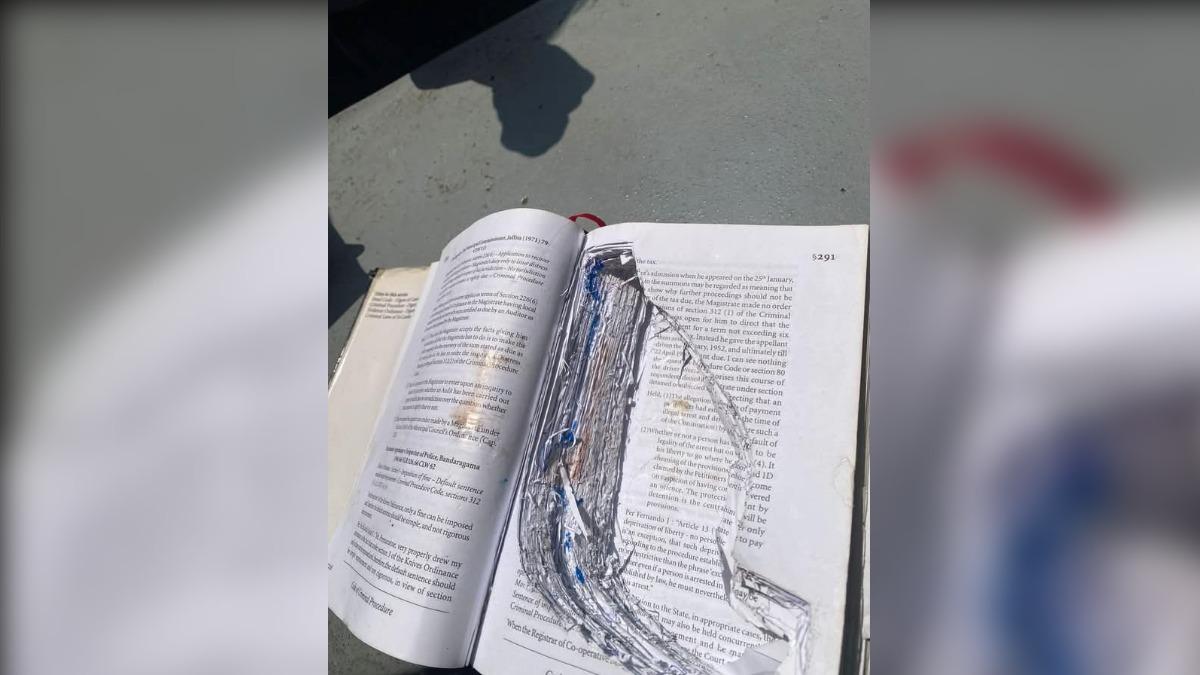 男槍手使用的左輪手槍被藏進挖空的書中。(圖/翻攝自X@srlankaguardian)