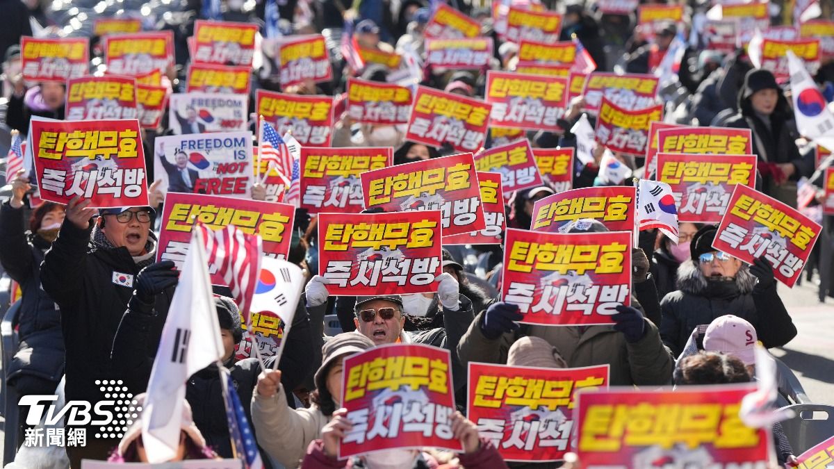 支持者高喊彈劾無效口號,要求釋放尹錫悅。(圖/達志影像美聯社)