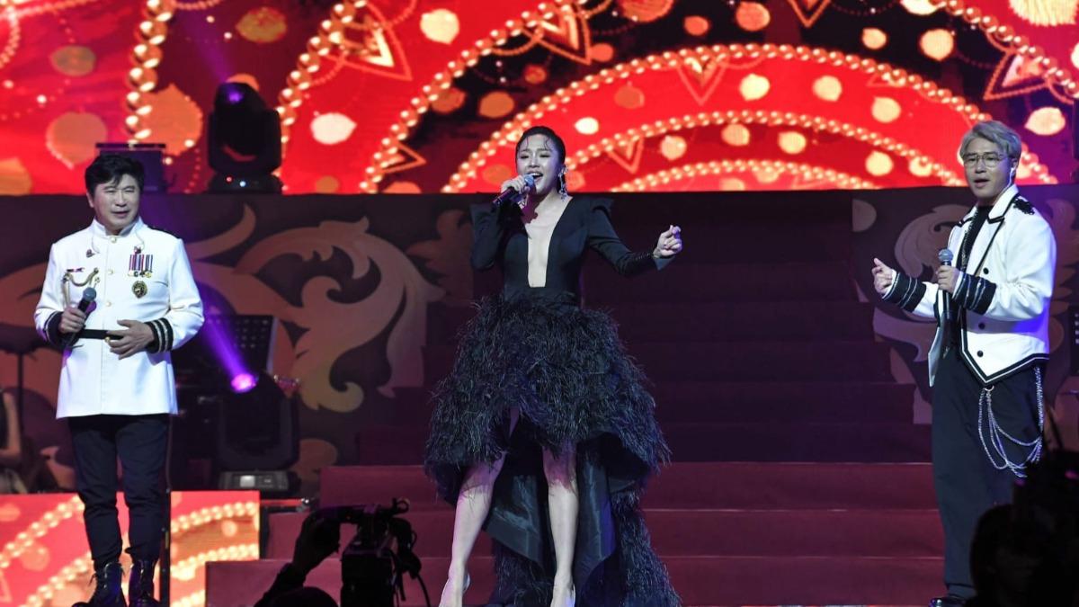 賴慧如深V開到肚臍以下「南北半球見客」 下秒看到她當場淚崩