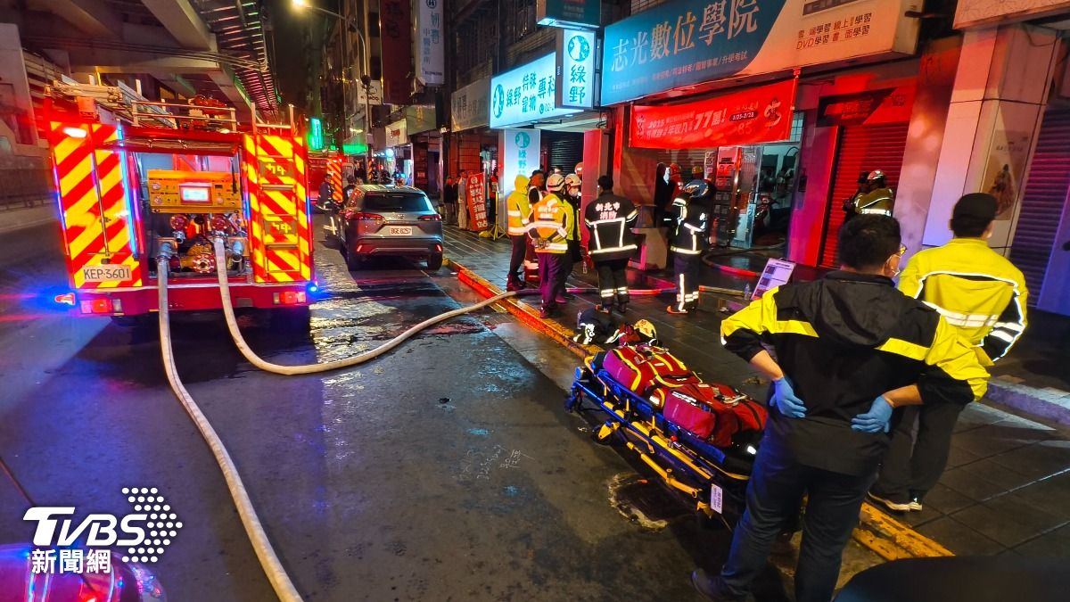 濃煙竄出!新北中和出租套房起火 26歲女救出時無生命跡象