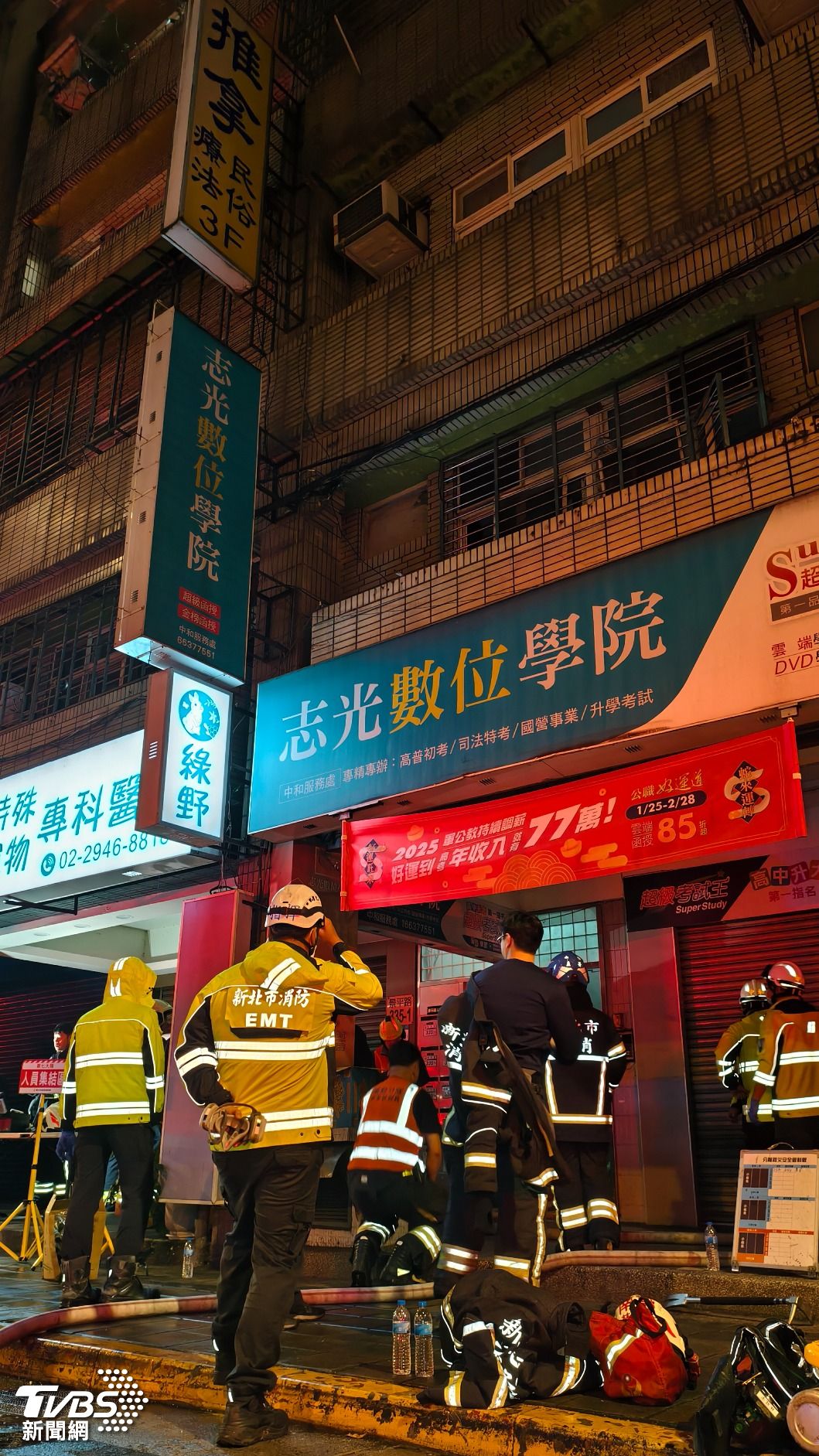 警消獲報後立即趕抵現場搶救。(圖/陳冠宇攝)