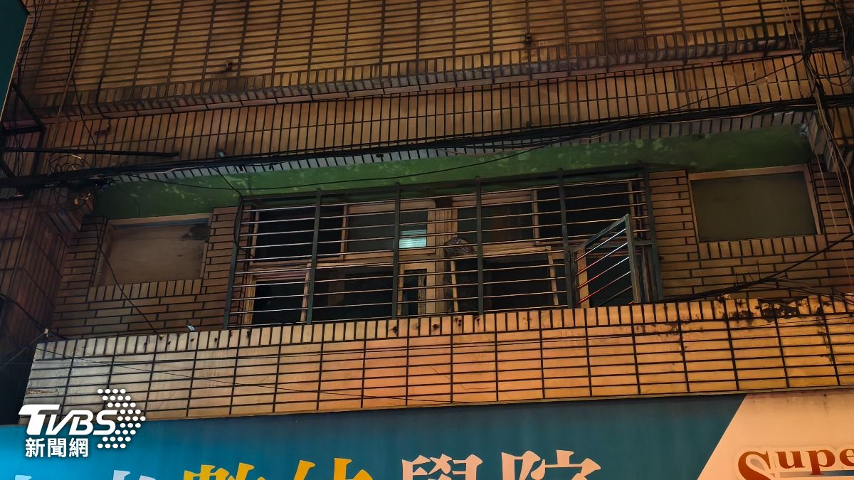起火處位在建物2樓,現場為出租套房。(圖/陳冠宇攝)