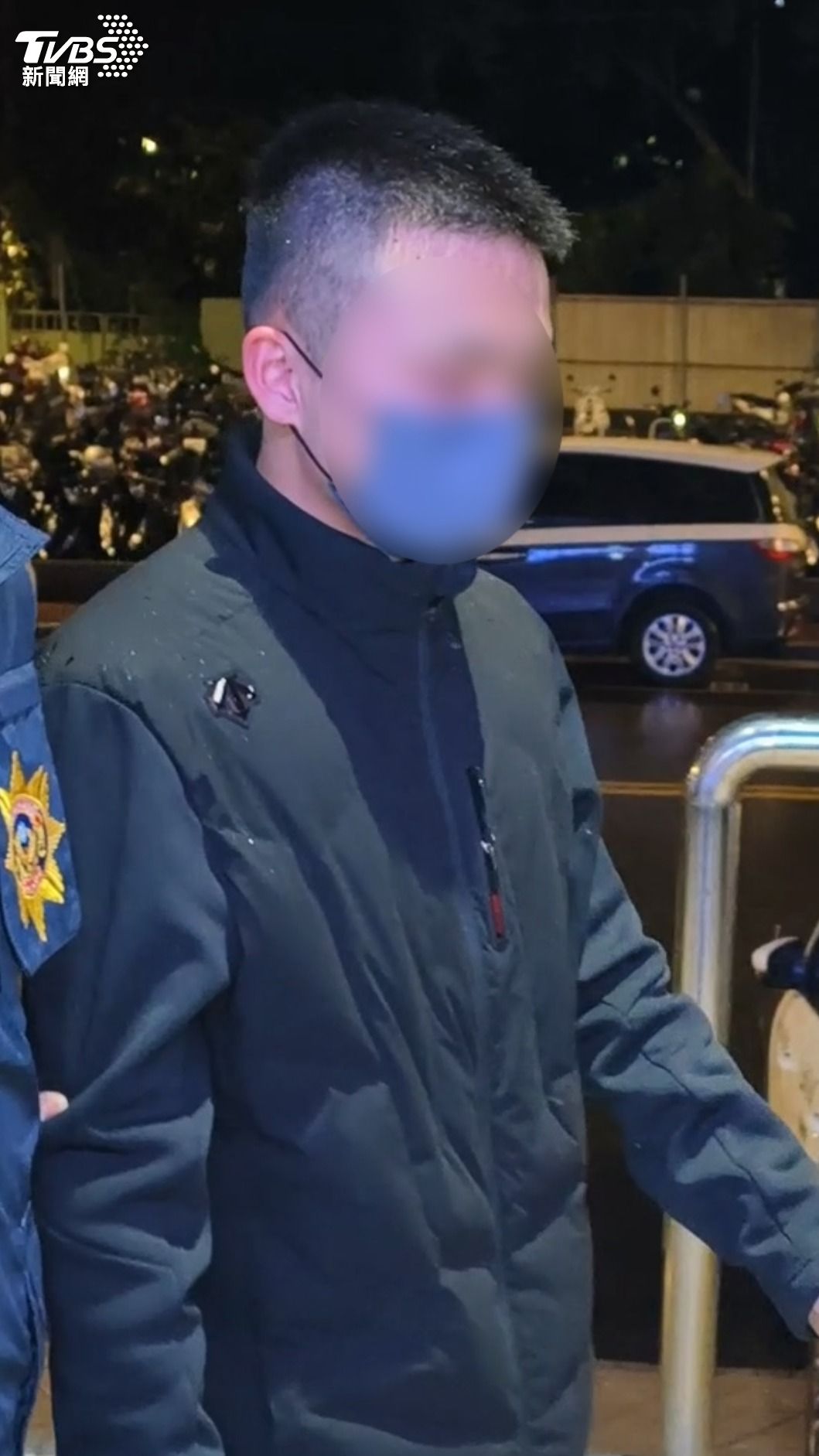 土城警方於2小時後將涉案的黃男及3名同夥共2車4人帶回偵辦。(圖/陳冠宇攝)