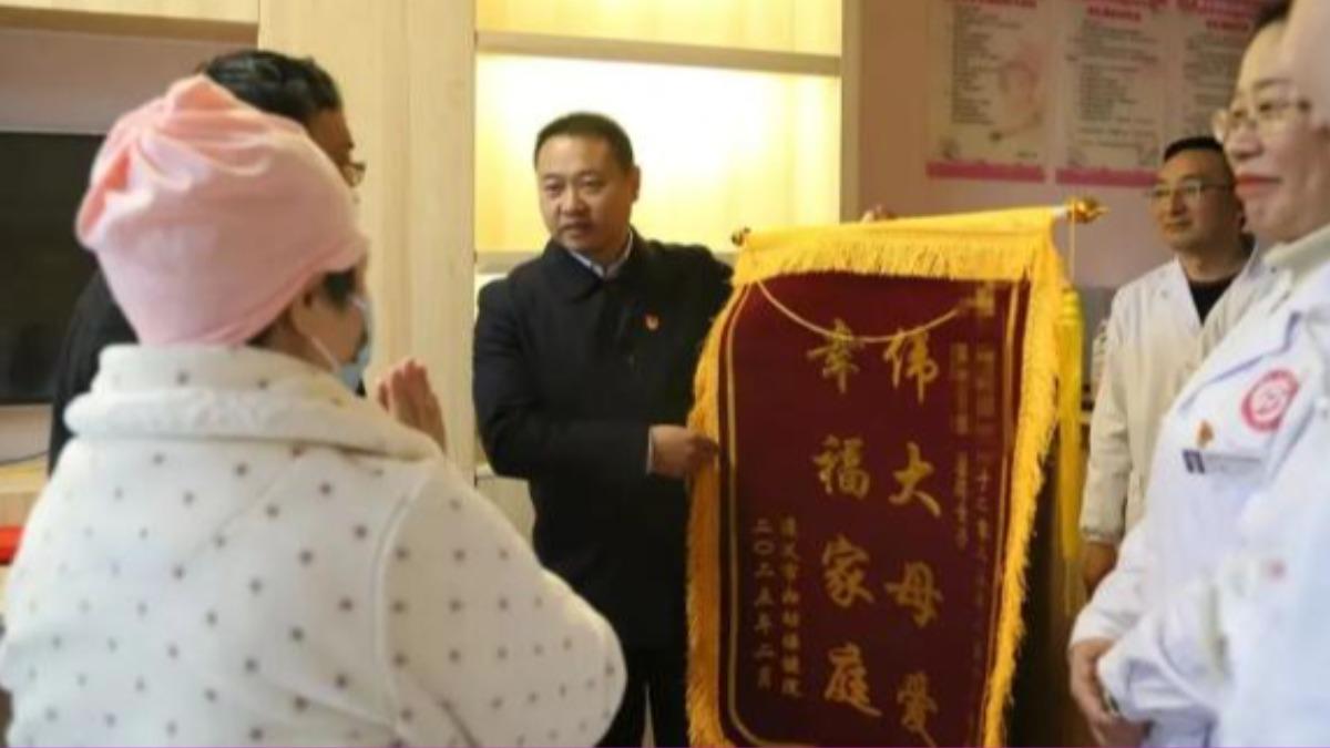 胡姓婦人創下貴州省最高齡產婦成功生產的紀錄。(圖/翻攝自澎湃新聞)