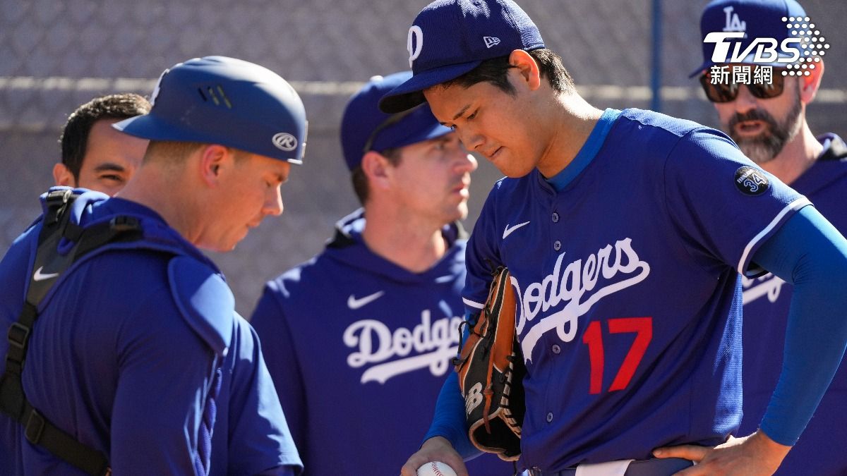 大谷與捕手史密斯討論投球細節。(圖/達志影像美聯社)