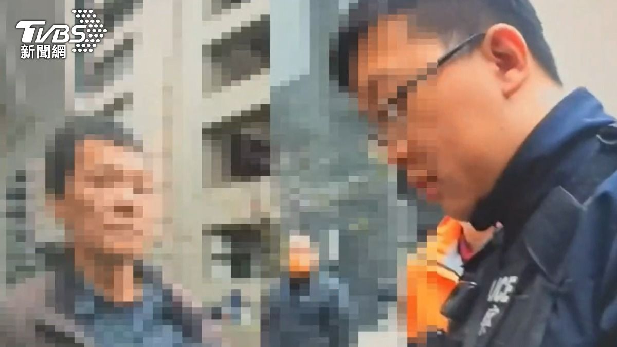 男子撞破超商玻璃,驚動警方到場了解。(圖/TVBS)