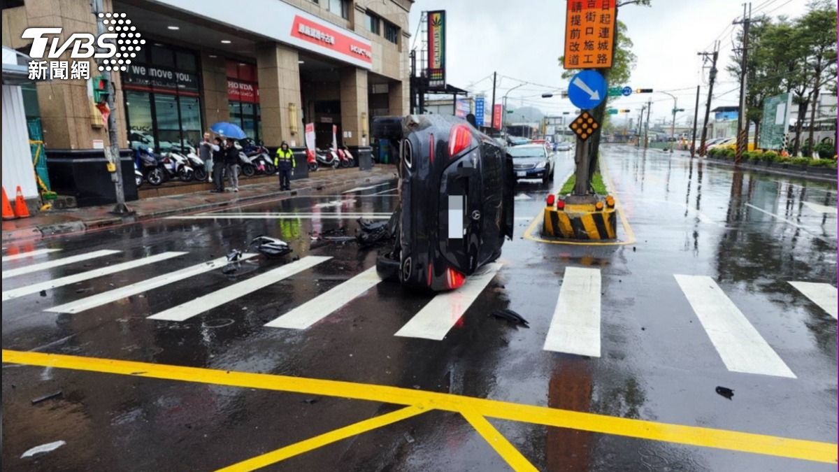 19歲男無照開老闆的賓士車 失控打滑擦撞又側翻「下場慘了」