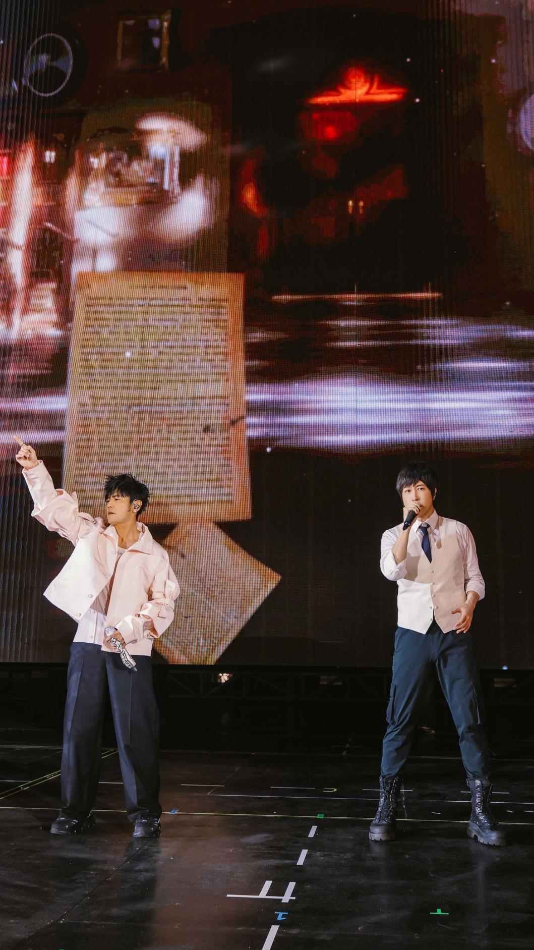 周董和阿信合唱搖滾版〈稻香〉,讓粉絲深陷感動之中。(圖/相信音樂、杰威爾音樂提供)