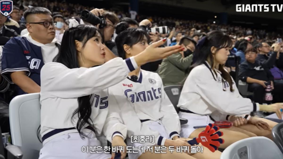 崔洪邏（左）和睦那京評價本土啦啦隊舞蹈。（圖／翻攝自Giants TV YT頻道）