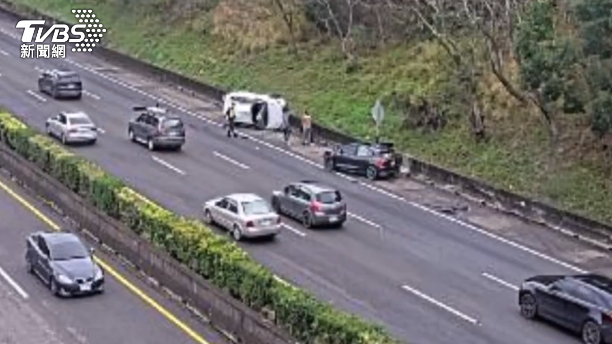 快訊/休假驚魂!國1頭屋段黑、白車碰撞 3大3小孩送醫