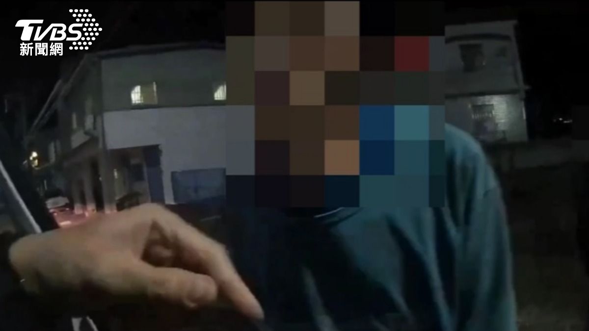 花蓮通緝男遇警心虛,裝鎮定報假名,被鄰居戳破謊言。(圖/TVBS)