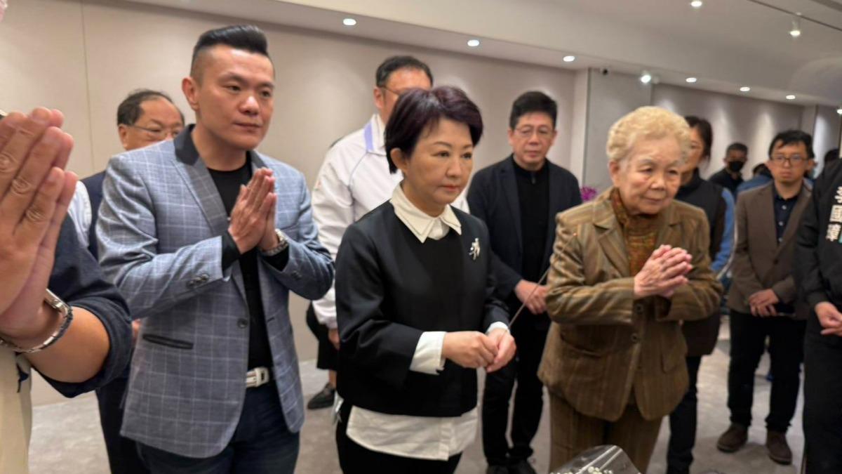 不分藍白 盧秀燕現身柯爸靈堂捻香「保佑柯家平安」