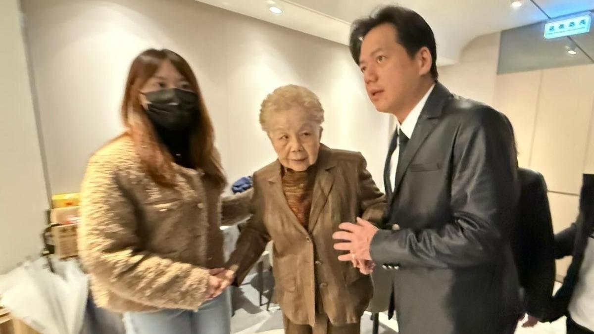 新竹市代理市長邱臣遠今天上午也前往柯爸靈堂致意。(圖/翻攝自邱臣遠臉書)