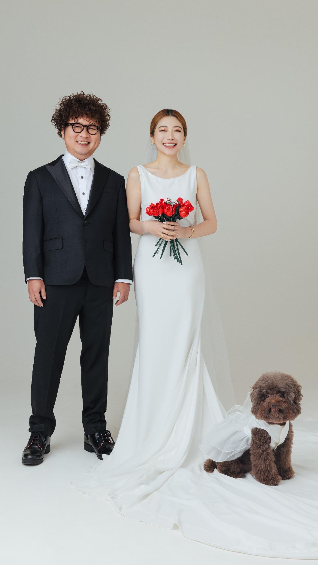 納豆和依依帶著「妹妹」一起拍婚紗。(圖/經紀人提供)