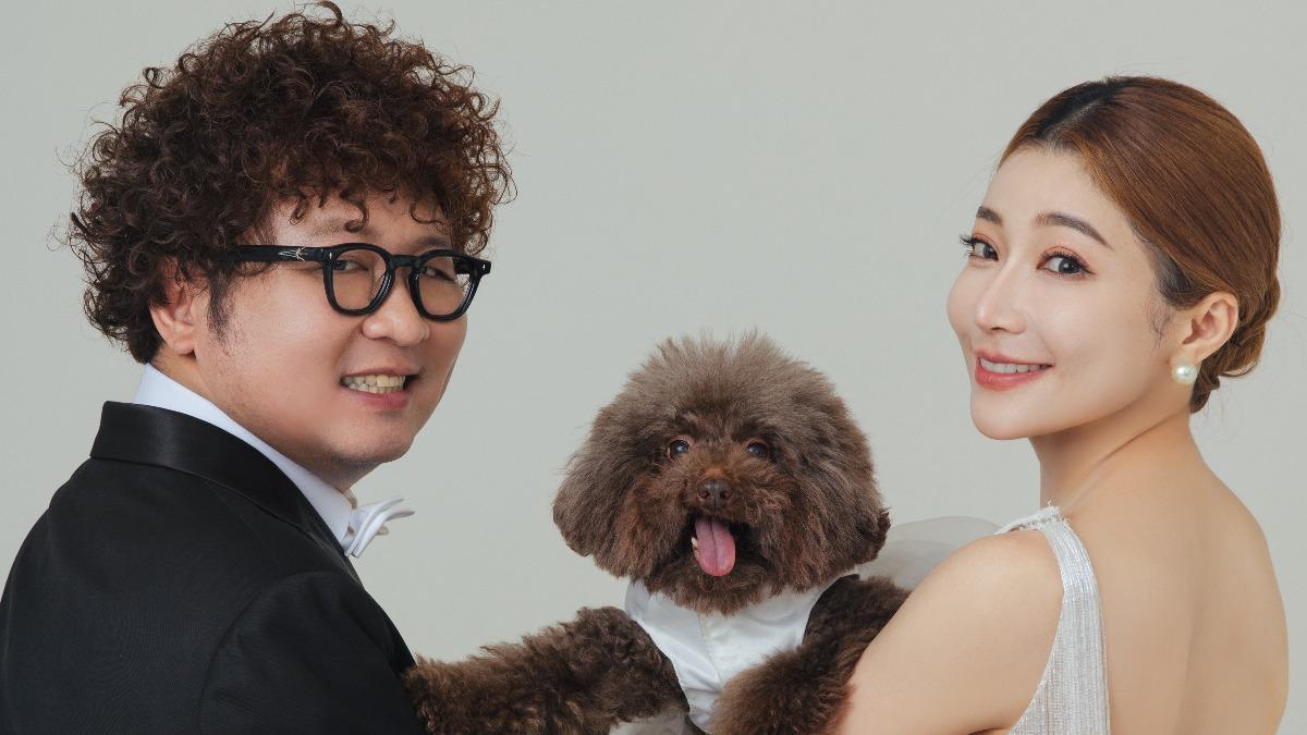 納豆和依依帶著愛犬拍婚紗。(圖/經紀人提供)