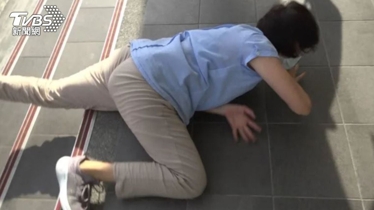 花蓮2021年曾有一名女子為了打疫苗而摔倒。（圖／TVBS資料照）
