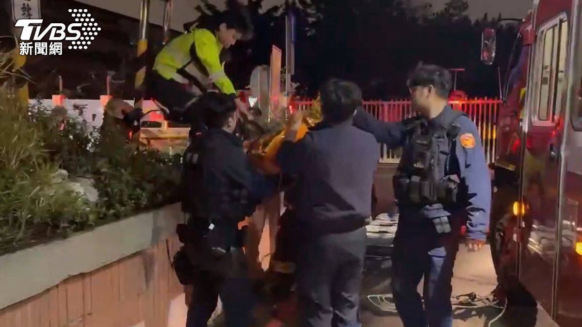 現場警消將林姓婦人從排水溝內吊掛救起,婦人成功被救上岸。(圖/TVBS)