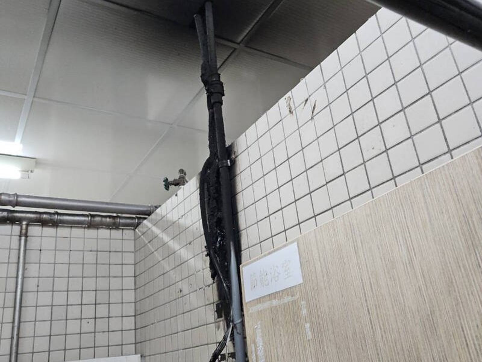 國立中央大學女生第四宿舍今日凌晨3樓浴室疑似熱水器電線走火，導致火警鈴聲大作。（圖／鏡週刊）