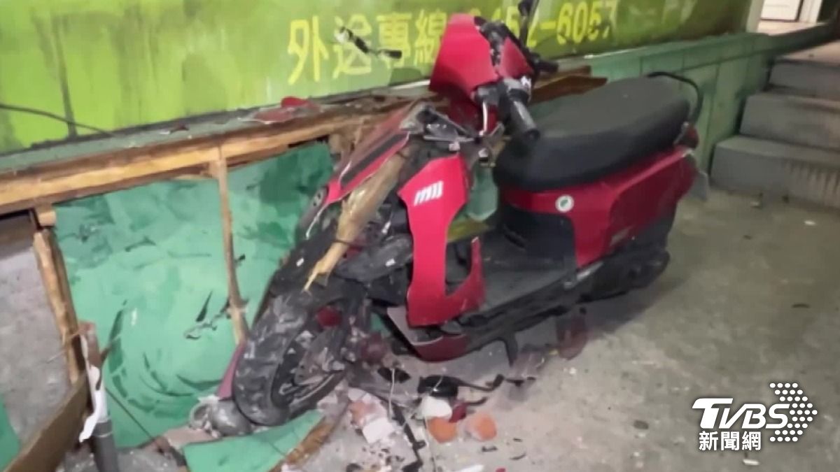 停在前面的機車嚴重受損。(圖/TVBS)