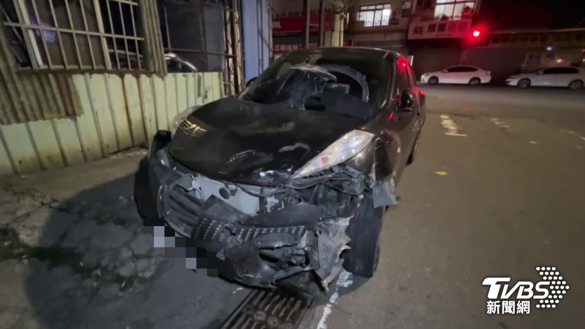 肇事的黑色小客車保險桿掉落、車頭嚴重毀損。(圖/TVBS)