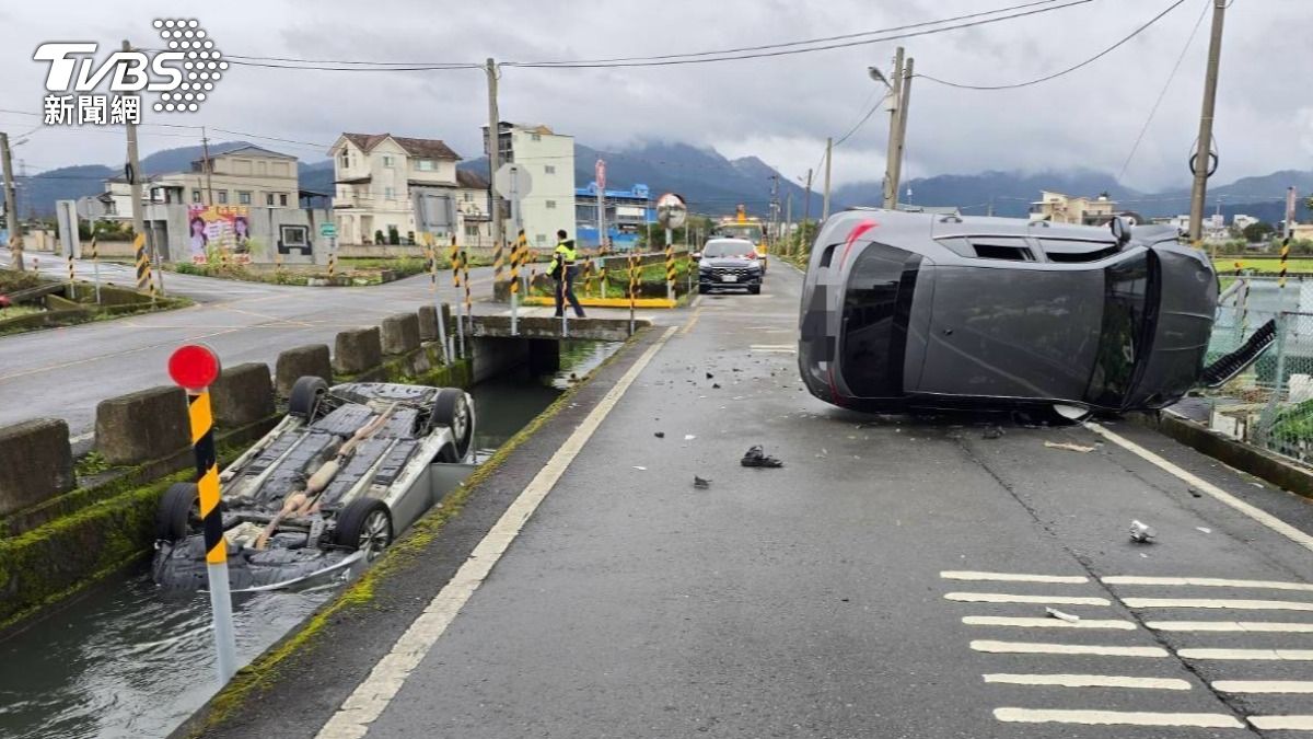車禍驚魂!宜蘭2輛小客車碰撞全翻覆 1車「栽進水圳」畫面曝