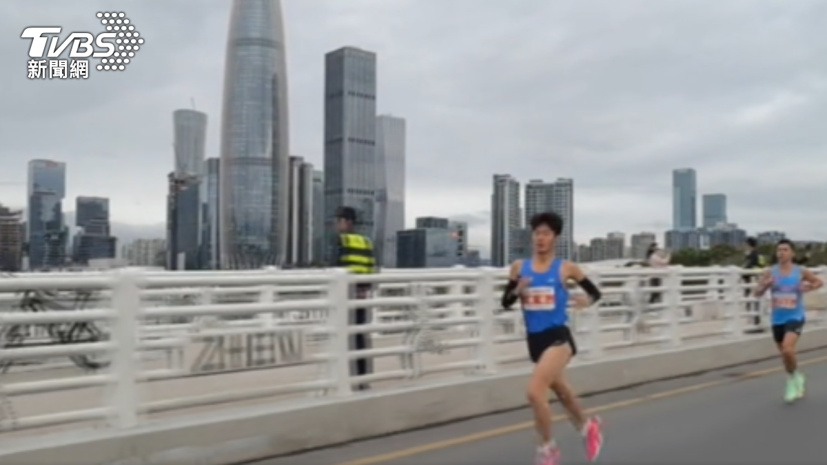 深圳和香港進行了一場「跨境馬拉松」測試賽，這是大陸全運會首次的跨境賽事。（圖／TVBS攝影記者 謝賢熺）