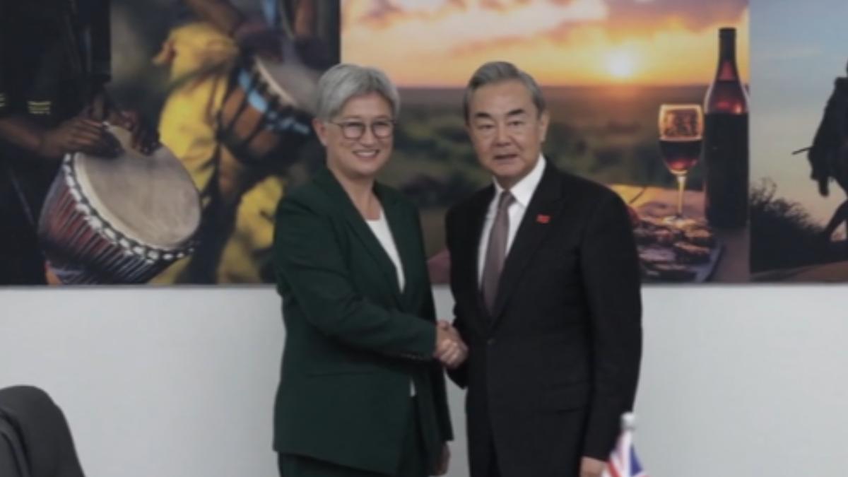 澳洲外交部長黃英賢在21號出席G20期間與中國大陸外長王毅會晤,當面要求中方解釋,並表示對中國軍艦實彈演習的透明度感到擔憂。(圖/CCTV+)