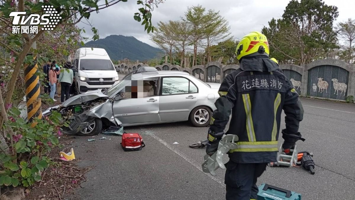 快訊／醫院前撞電線桿！花蓮駕駛受困急送醫　車頭全毀畫面曝