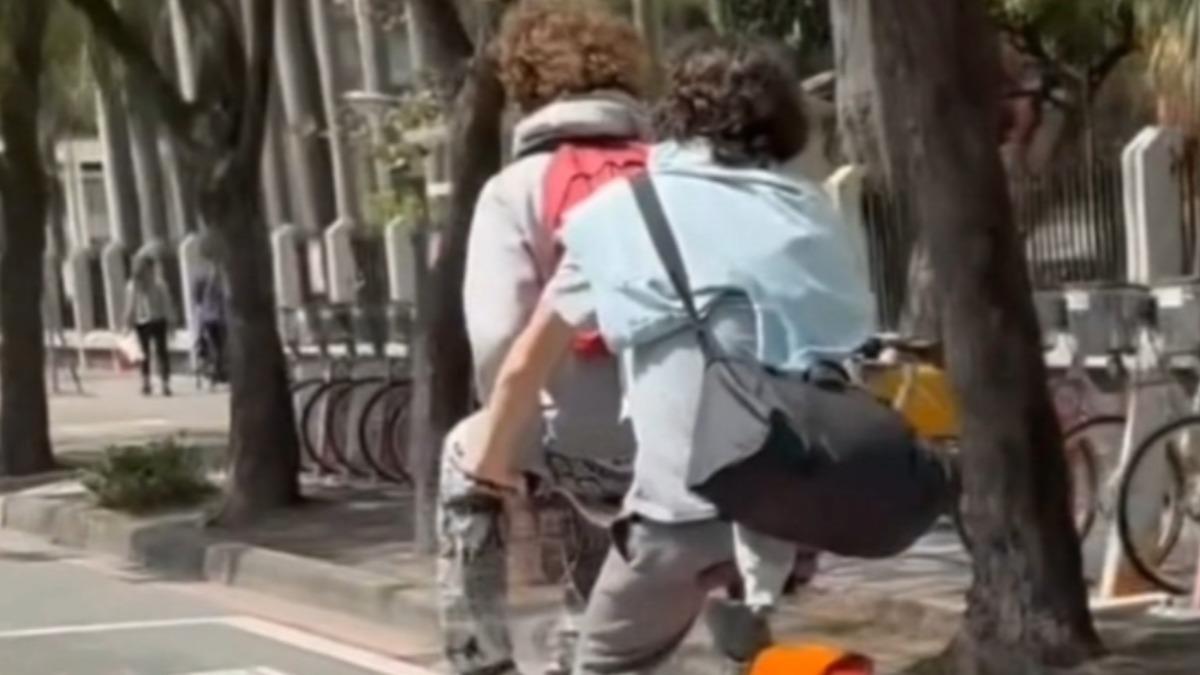 共享單車不能雙載!高雄男發揮到極致「跨坐前車籃」上街