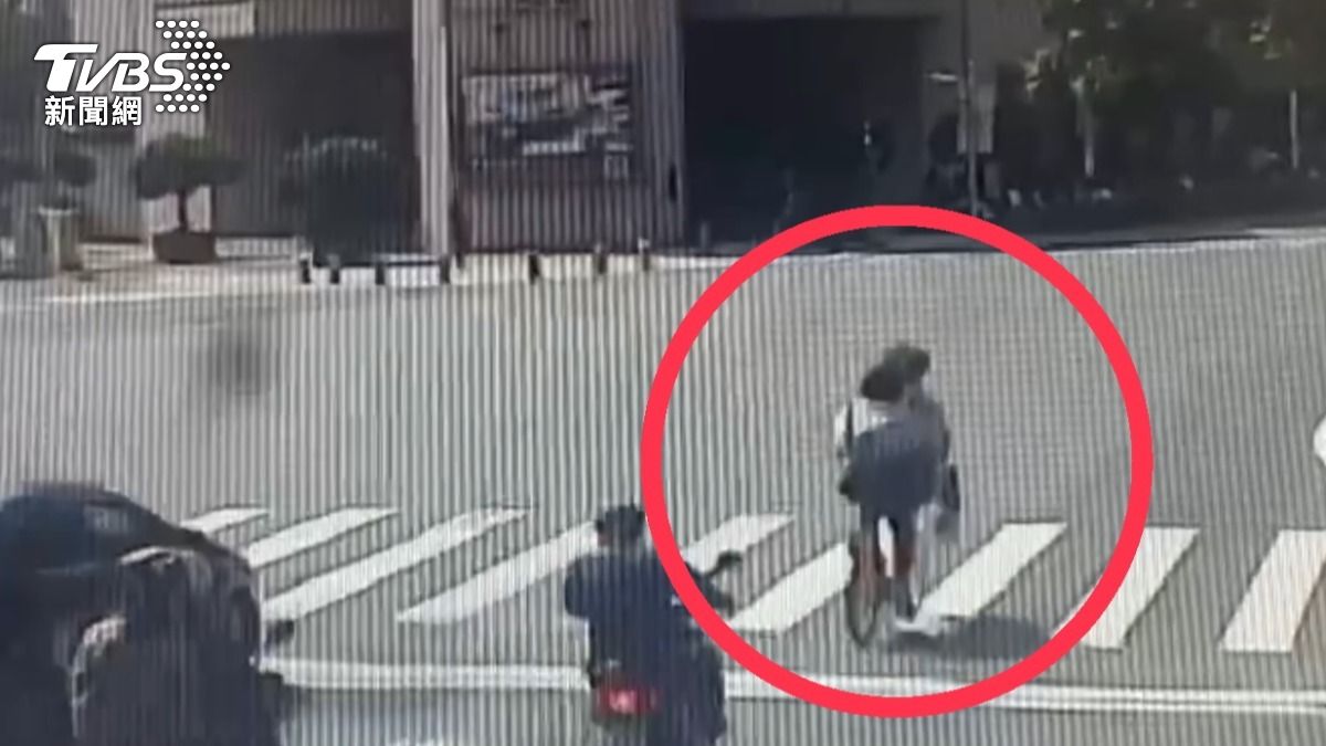 騎士的行為已違反道路交通管理處罰條例。(圖/TVBS)