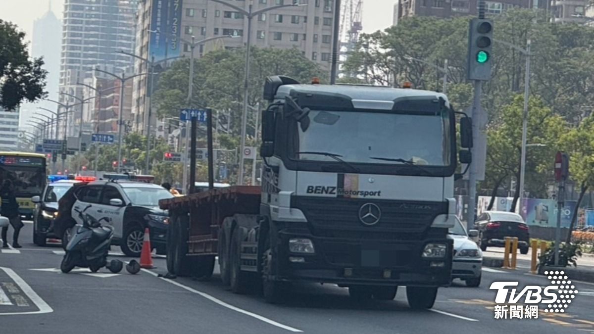 快訊/高雄恐怖事故!聯結車擦撞機車 女騎士倒地「腳捲巨輪底」