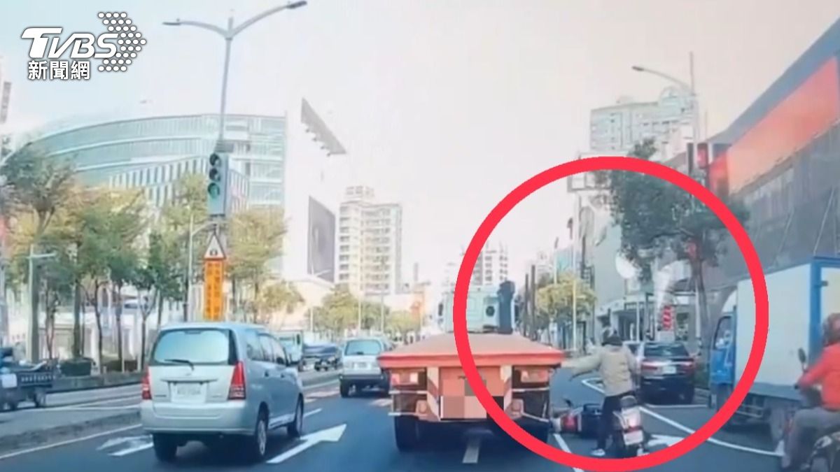 後方目睹騎士見狀立刻敲車身、按喇叭。(圖/TVBS)