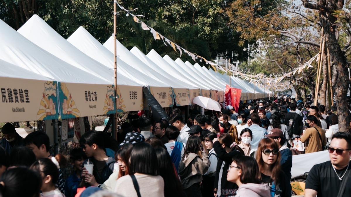 多元市集吸引民眾參與。(圖/高雄市政府提供)