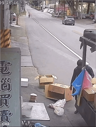整輛車失控偏移。(圖/翻攝自記者爆料網)