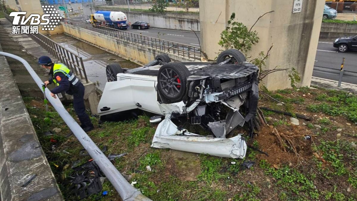 快訊／國1桃園翻覆事故！小客車自撞護欄衝下邊坡「車輛撞爛」