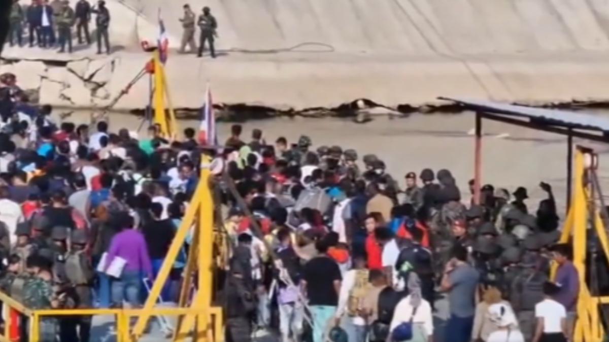 克倫邊防軍出動大量兵力和武器，逮捕了多名涉嫌詐騙的犯罪嫌疑人，並救出了大批被迫從事網路犯罪的受害者。（圖／CCTV+資料畫面）
