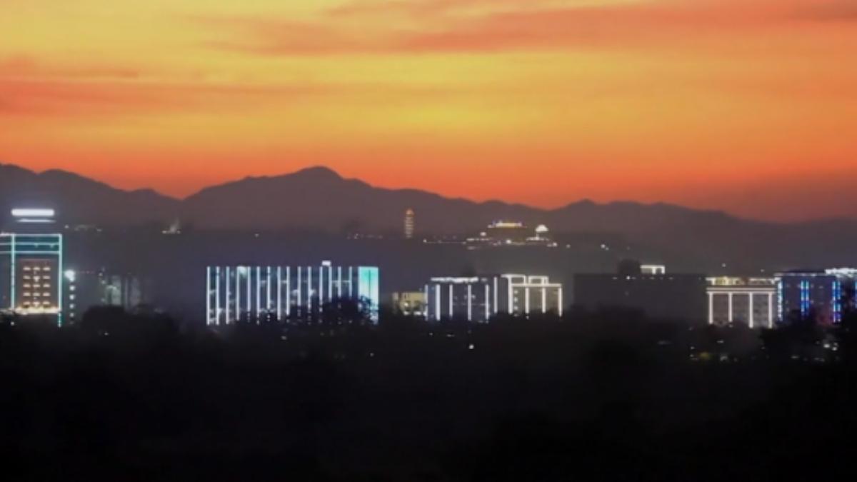 儘管緬甸官方為了打擊電詐集團，曾祭出斷電措施，但到了晚上，詐騙園區的好幾棟建築都還是有電。（圖／CCTV+資料畫面）